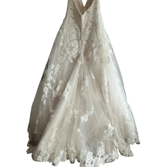 Elegant Lace Wedding Dress - Picture 10 of 16